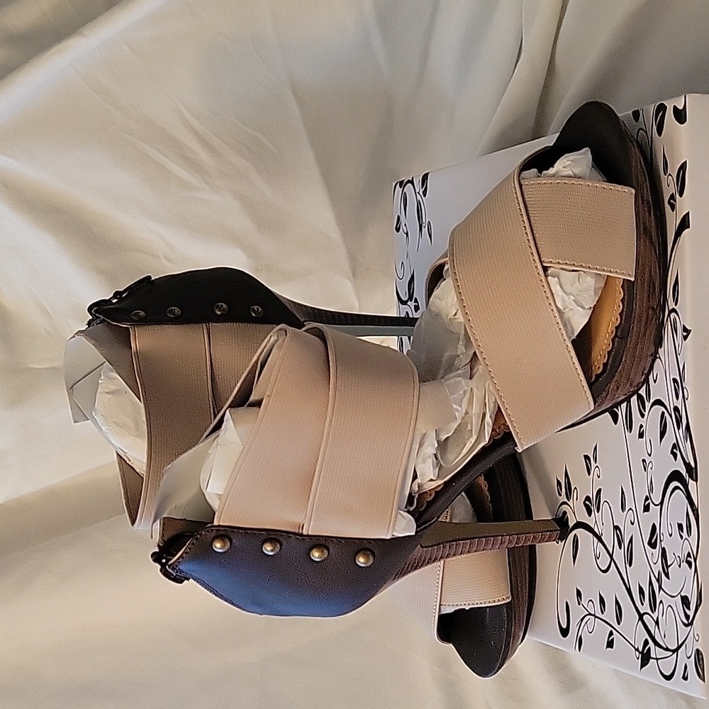 Gently Used Anna 5" Heel shoes. Size 9 cute back zipper with tan straps.